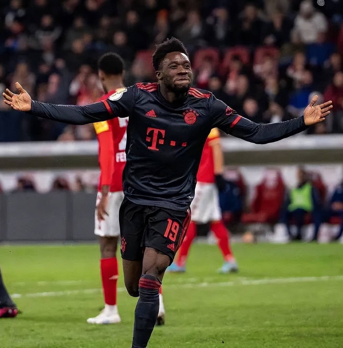 拜仁2-0沙尔克:慕尼黑豪门开门红 拜仁2-0沙尔克:慕尼黑豪门开门红