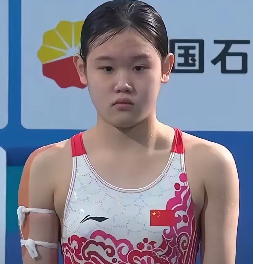 意大利女子跳水选手勇夺铜牌，绽放笑容