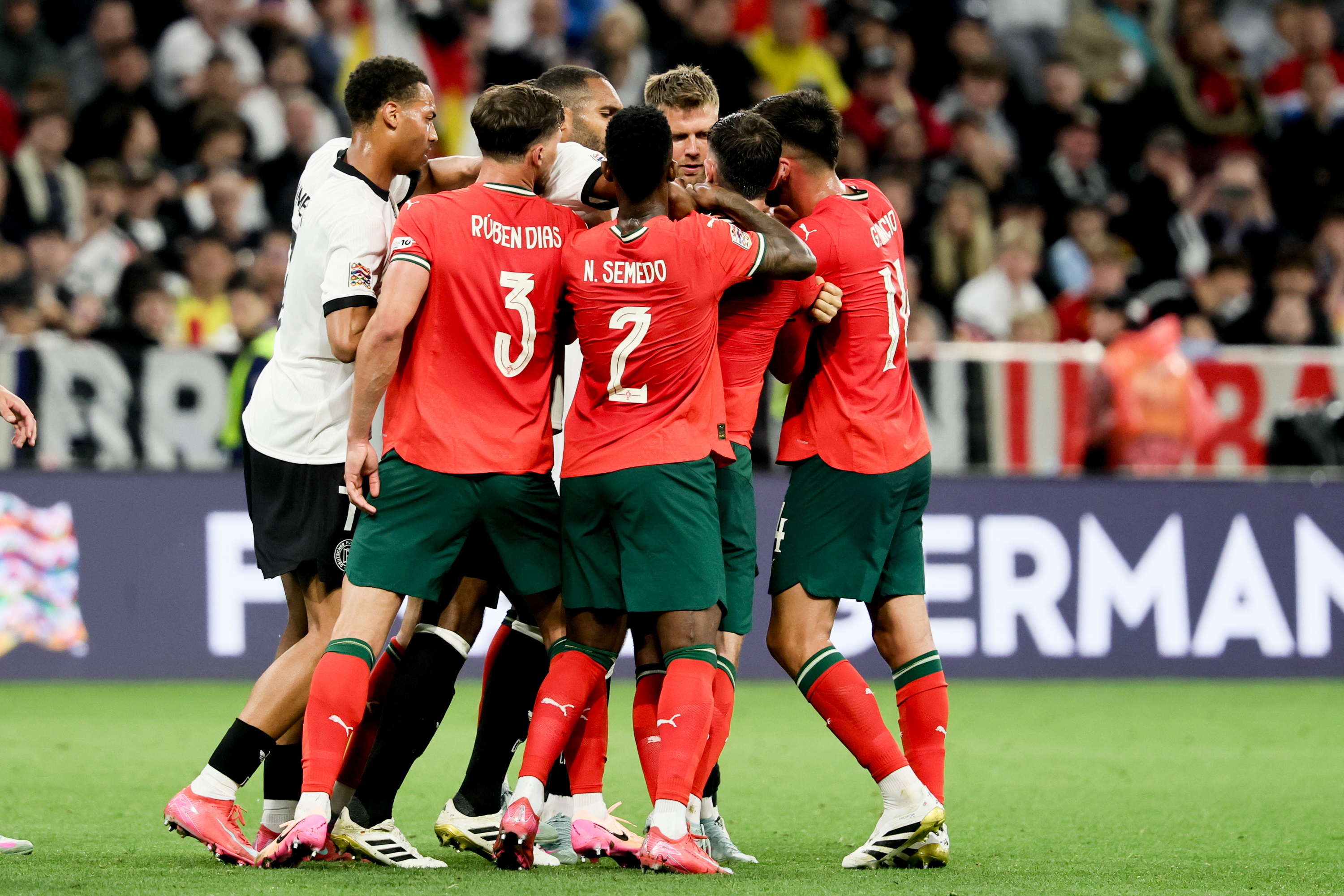 欧国联比赛:场上较量激烈,胜负悬念未解 欧国联比赛:场上较量激烈,胜负悬念未解