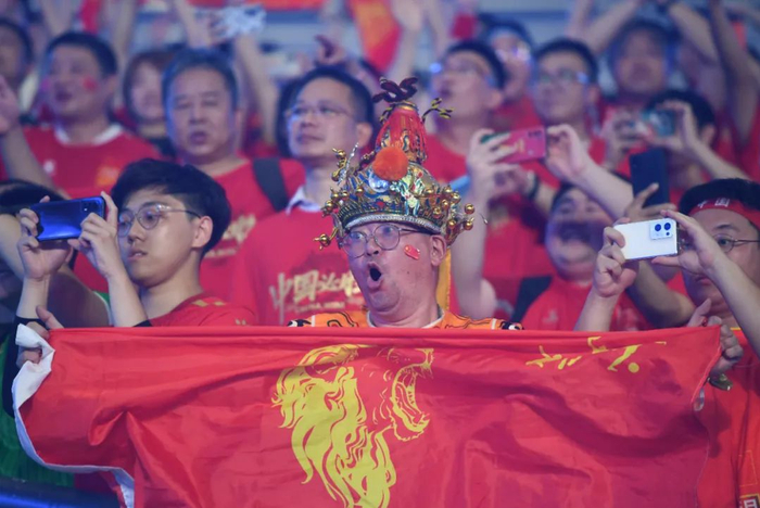 中国足球联赛球迷热情庆祝胜利 中国足球联赛球迷热情庆祝胜利